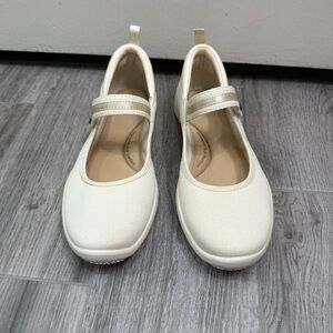 Elegant Cream Women's Sneakers